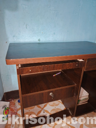 একটি কম্পিউটার টেবিল বিক্রি হবে